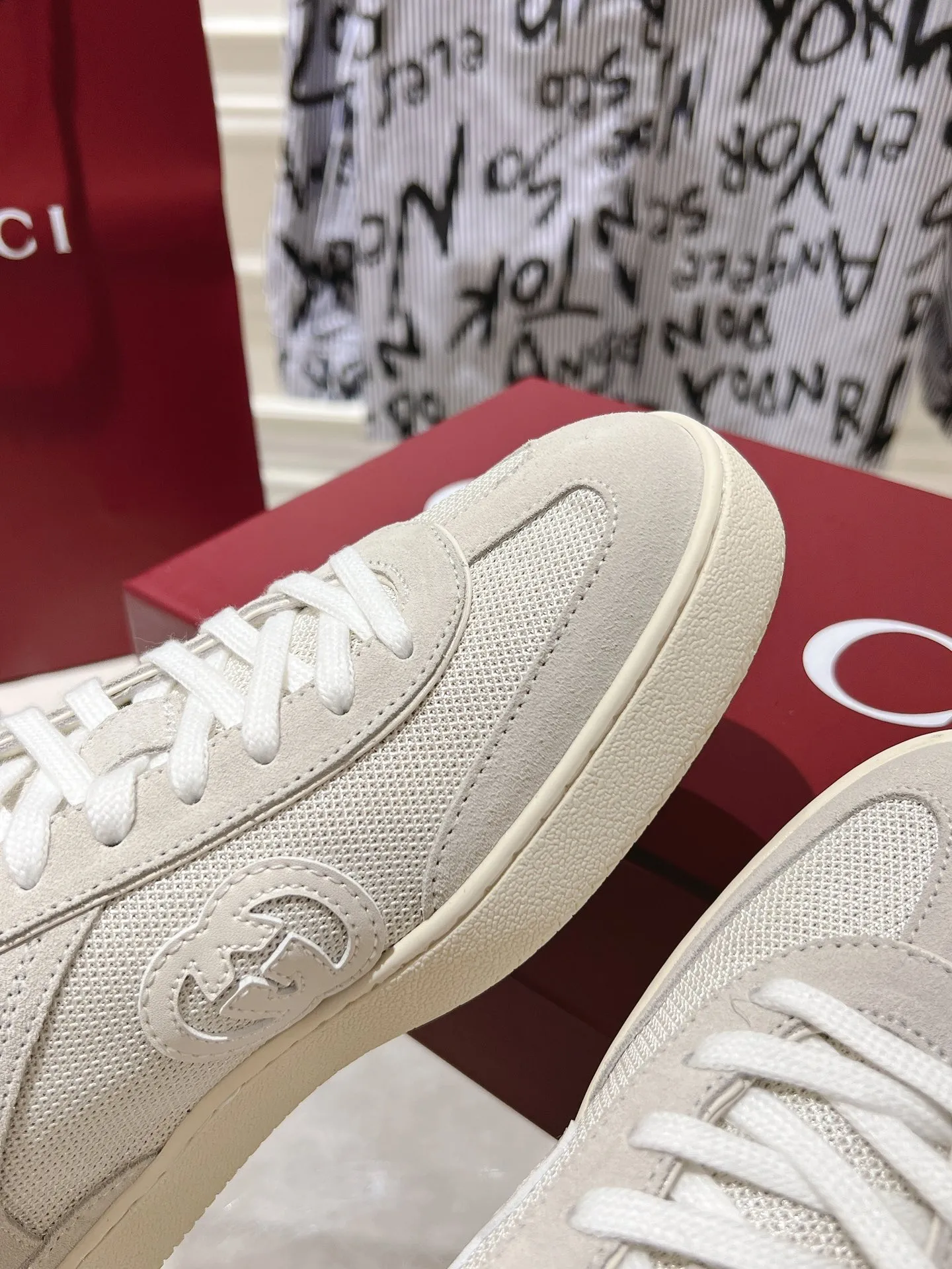👟👟Ex-factory price 540👟👟Men's size +10 New upgraded version🔥Gucci 2024 new white shoes casual shoes hot recommendation, original TPU soles, original fabrics, original sheepskin lining sheepskin feet🔥Original cover craftsmanship is reproduced one to one! The pursuit of ultimate comfort! 🔥🔥 [Love] Fabric: Imported cow suede + mesh [Love] Packing: Counter-matched red shoe box ➕ Aviation airplane box [Love] Code number: 35-45